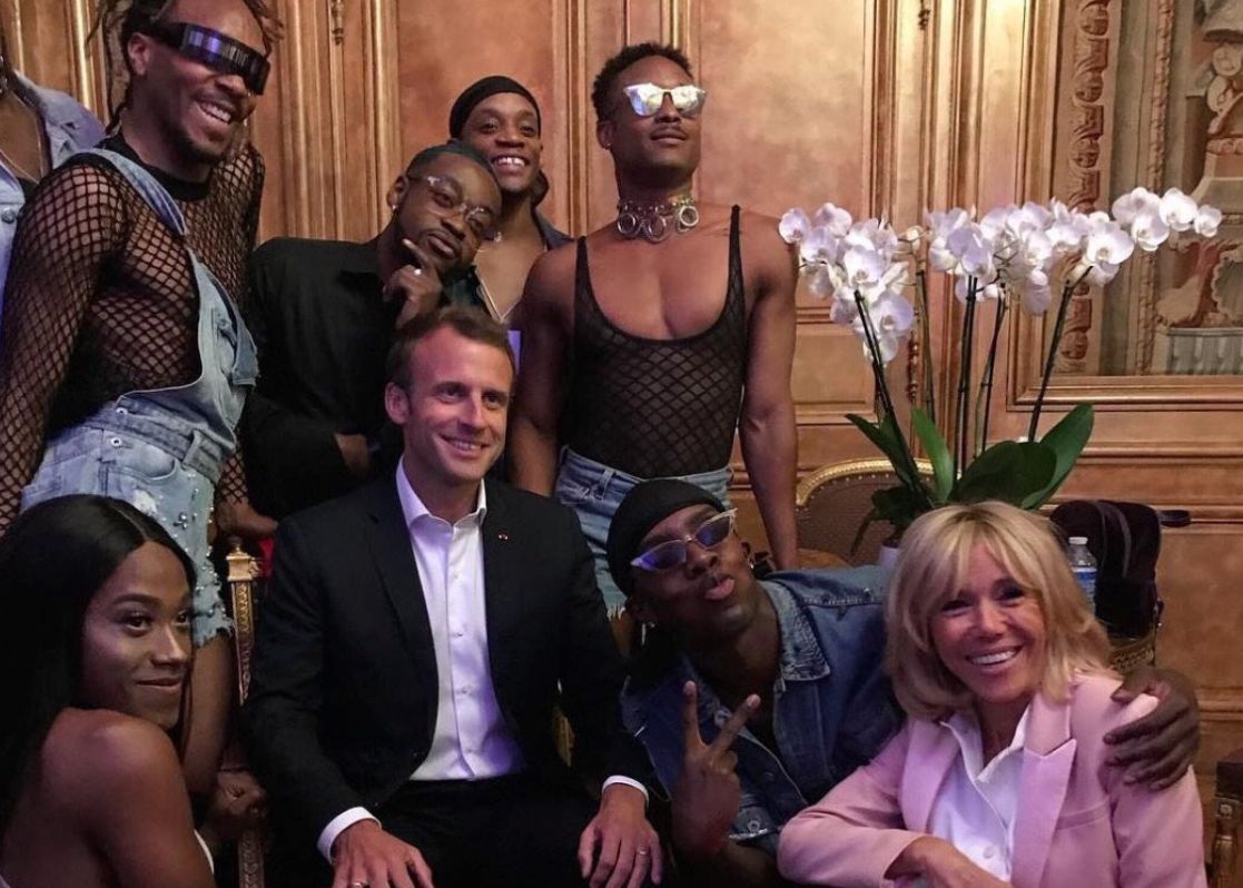 Emmanuel Macron zamienił Pałac Elizejski w dyskotekę. Zatańczyli dla niego transseksualni tancerze