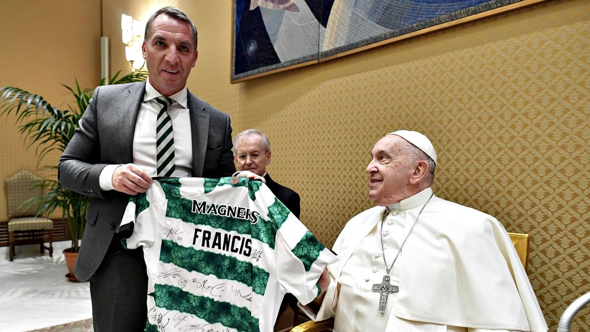 Getty Images / Vatican Media via Vatican Pool / Na zdjęciu: Brendan Rodgers, trener Celticu, podczas spotkania z papieżem Franciszkiem