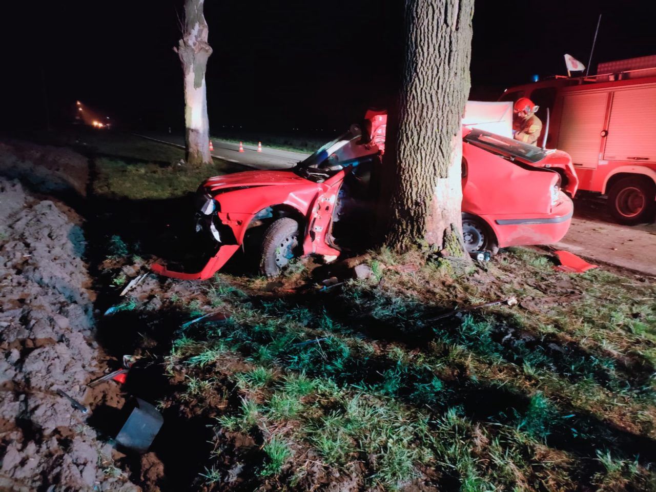 20-letni kierowca skody zginął po uderzeniu w drzewo. Tragiczny wypadek w Orszewicach