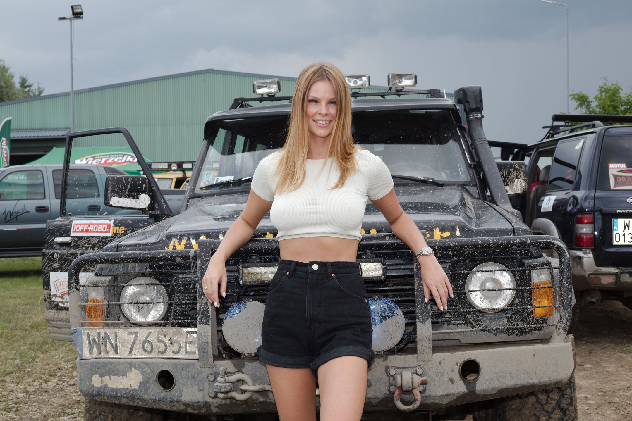 Małgorzata Tomaszewska gimnastykuje się na polu motocrossowym