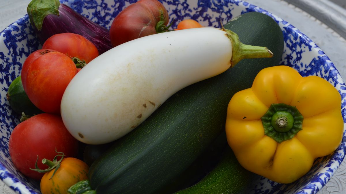 Biały bakłażan wygląda niewiarygodnie, jakby go ktoś odbarwił