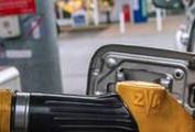 Ceny paliw w UE. Polska w czołówce. Kto w Europie za swoją pensję zatankuje najwięcej?