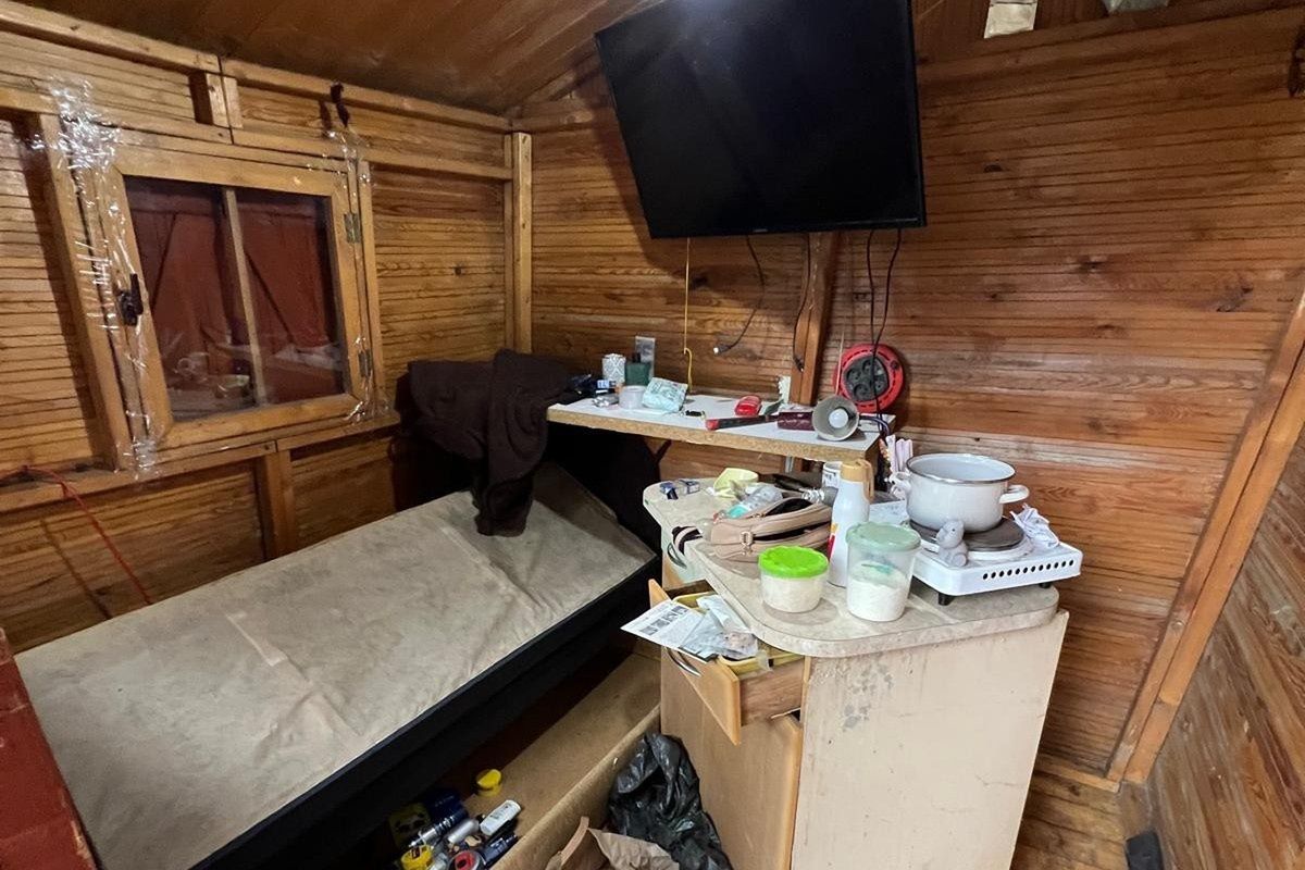 Dramat w Krakowie: poszukiwany przestępca ukrywał się w altanie z żoną i niemowlęciem. Dziecko miało w organizmie kokainę