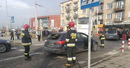 Autokar wjechał w stojące przed przejściem auta [ZDJĘCIA]