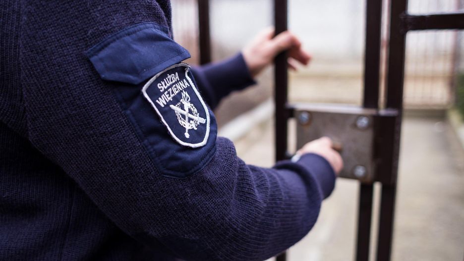 Aresztowanie, które jest środkiem zabezpieczającym na czas śledztwa, bywa stosowane w Polsce za często - alarmują w Court Watch