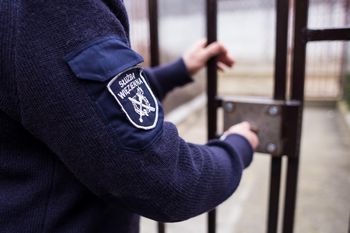 Za często wysyłają za kraty jeszcze przed wyrokiem. Fundacja alarmuje