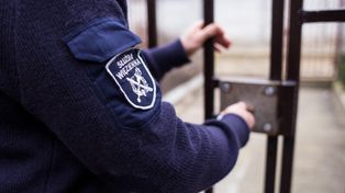Za często wysyłają za kraty jeszcze przed wyrokiem. Fundacja alarmuje
