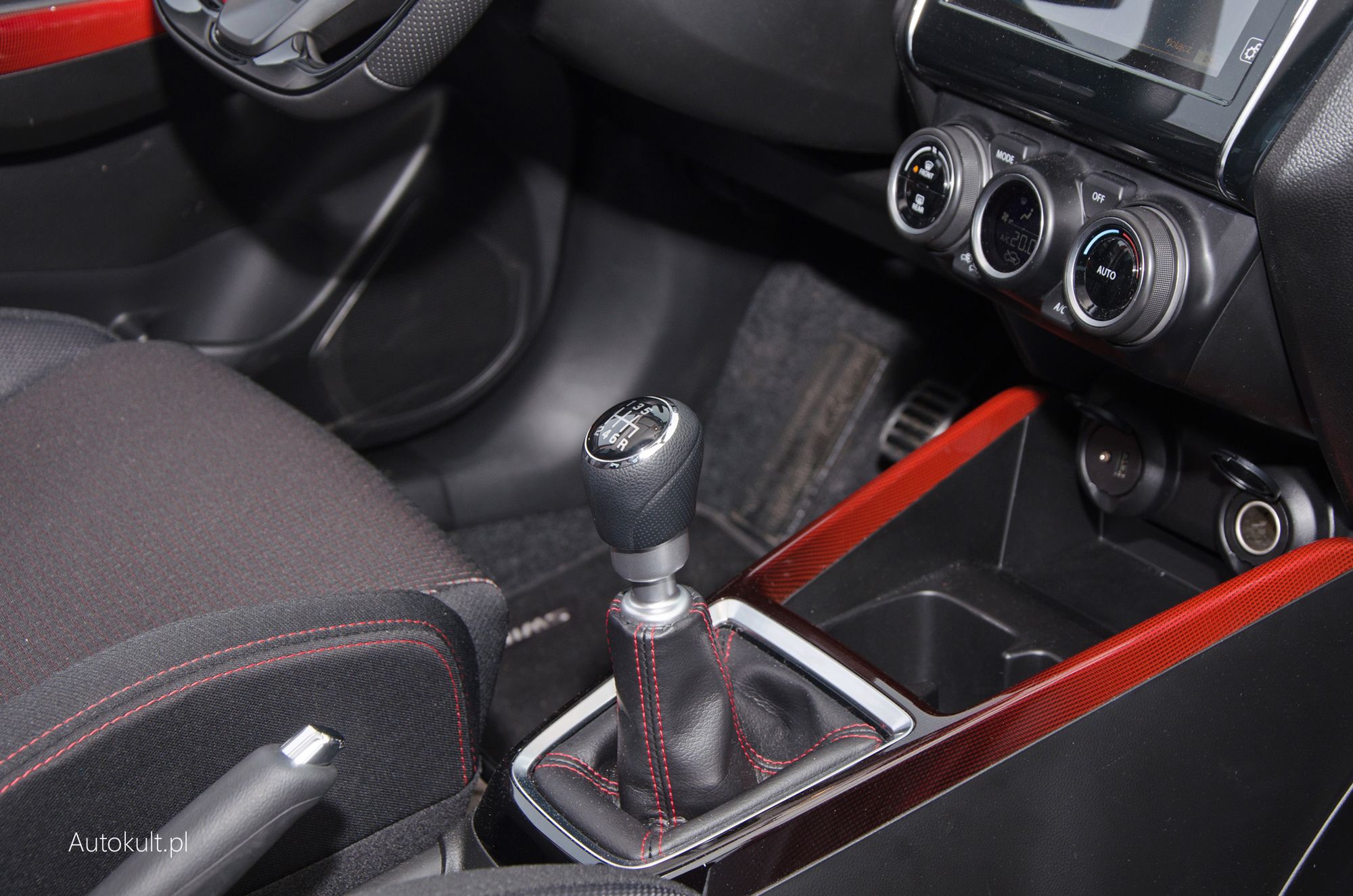 Mechanizm zmiany biegów w Suzuki Swift Sport pracuje lekko jak w miejskim aucie. Ale nie sportowo.