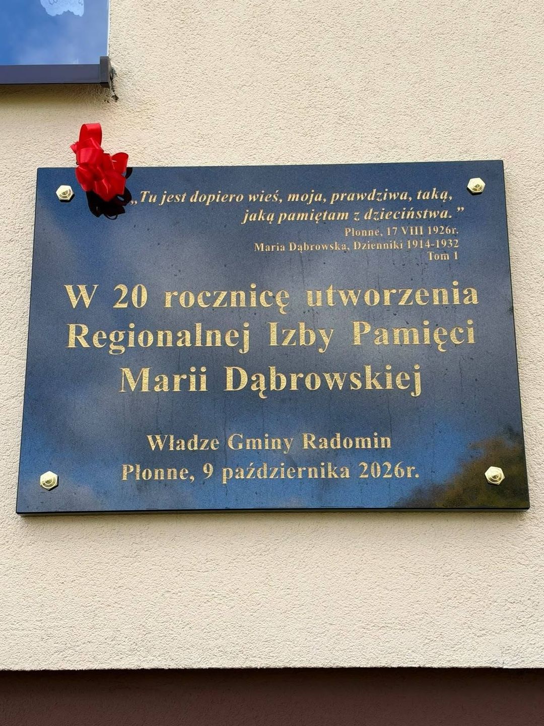 Izba znajduje się w budynku SP w Płonnem