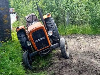Opole Lubelskie: Mężczyzna przejechany przez ciągnik, który sam prowadził. Spadł podczas pracy