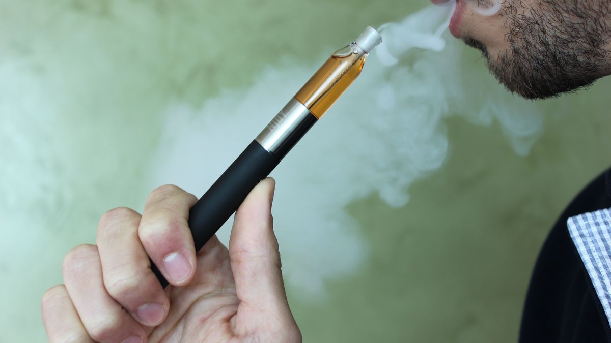 Papierosy elektroniczne przedstawiane są jako tańsza i zdrowsza alternatywa dla palenia. Ale czy na pewno tak jest?