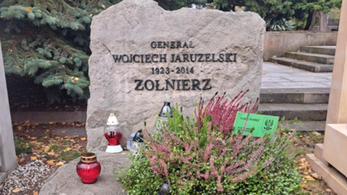 Grób Wojciecha Jaruzelskiego na Powązkach.