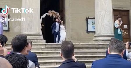 Nowożeńcy wyszli z kościoła i się zaczęło! Nie do wiary, co zrobili
