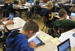 Darmowe laptopy trafią do uczniów od września. Minister cyfryzacji zapewnia