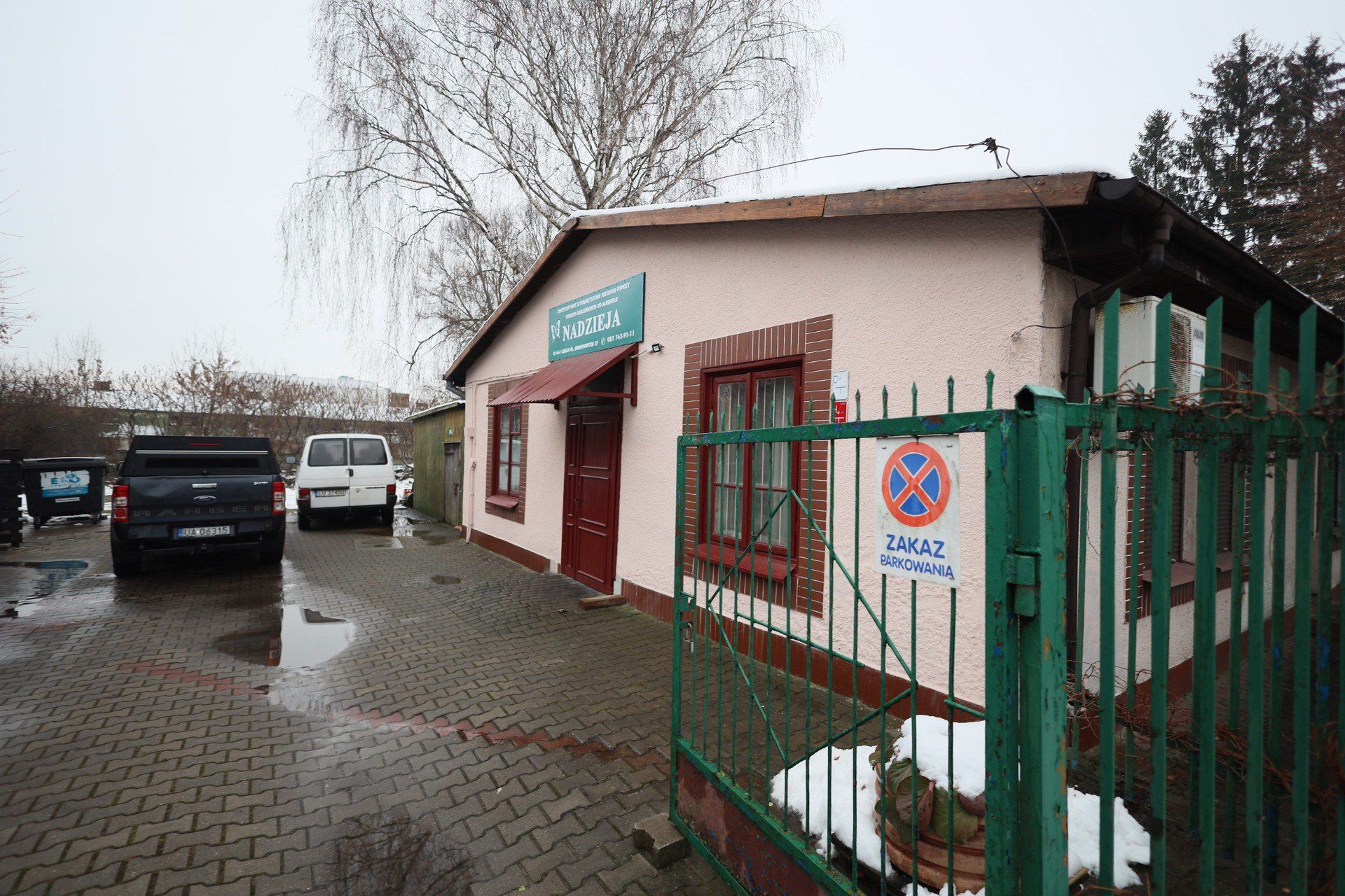 &#34;Nadzieja&#34;: Charytatywne Stowarzyszenie Niesienia Pomocy Chorym Uzależnionym od Alkoholu w Lublinie. Tutaj osoby w kryzysie bezdomności mogą się ogrzać i zjeść ciepły posiłek.