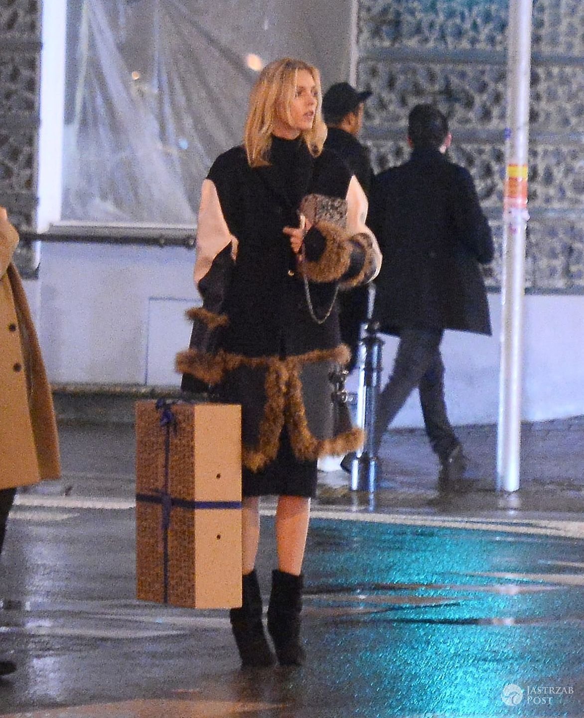 Anja Rubik z prezentem od Joanny Przetakiewicz