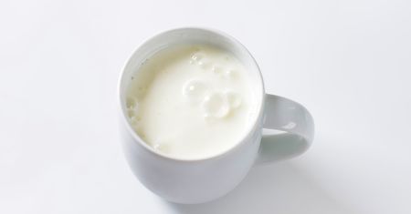 Jogurt, kefir czy maślanka – który z tych produktów wybrać, kalorie i właściwości zdrowotne