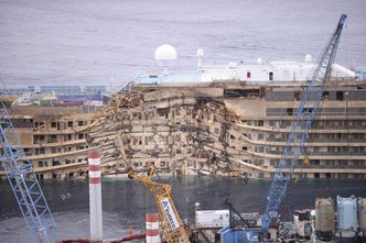 Wrak Costa Concordia podniesiony. To sukces wielkiej operacji