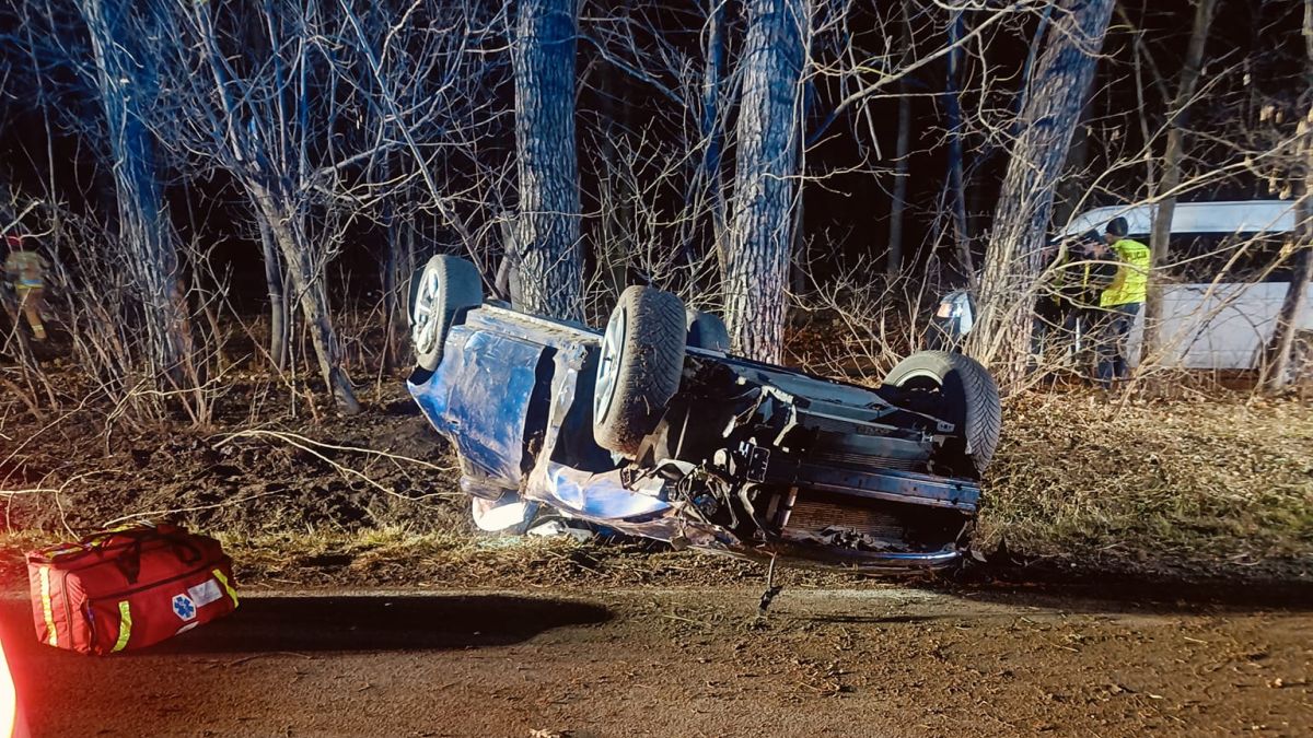 Dachowanie pod Chrząstowem. Kierowca uciekł z miejsca zdarzenia?