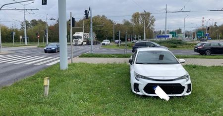 Kierowca Bolta wypadł z ronda i wjechał na chodnik, uderzając w wózek z 1,5-rocznym dzieckiem. Maluch trafił do szpitala