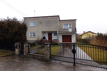 Typowy polski "klocek". Dlaczego niemal w każdej miejscowości stoi taki sam dom?