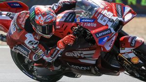 Kolejny upadek lidera MotoGP. Były mistrz świata w końcu zwycięski