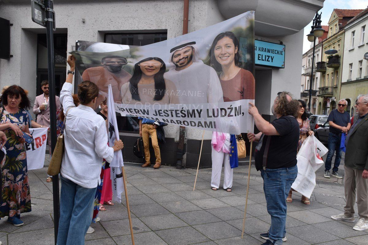 19.07.2025 r. W sobotę, 19 lipca w Kaliszu, podobnie jak w 80 innych miastach w całej Polsce odbył się więc Konfederacji pod hasłem „Stop Imigracji”. Wzięło w nim udział około 250 osób, w tym liczna grupa kibiców KKS. Obok kontrmanifestacje zorganizowała grupa działaczy KOD