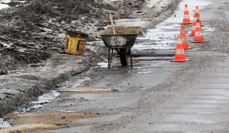 Gdańsk: ZDiZ przyjmuje przez całą dobę zgłoszenia o dziurach w jezdniach. Doraźne naprawy już trwają