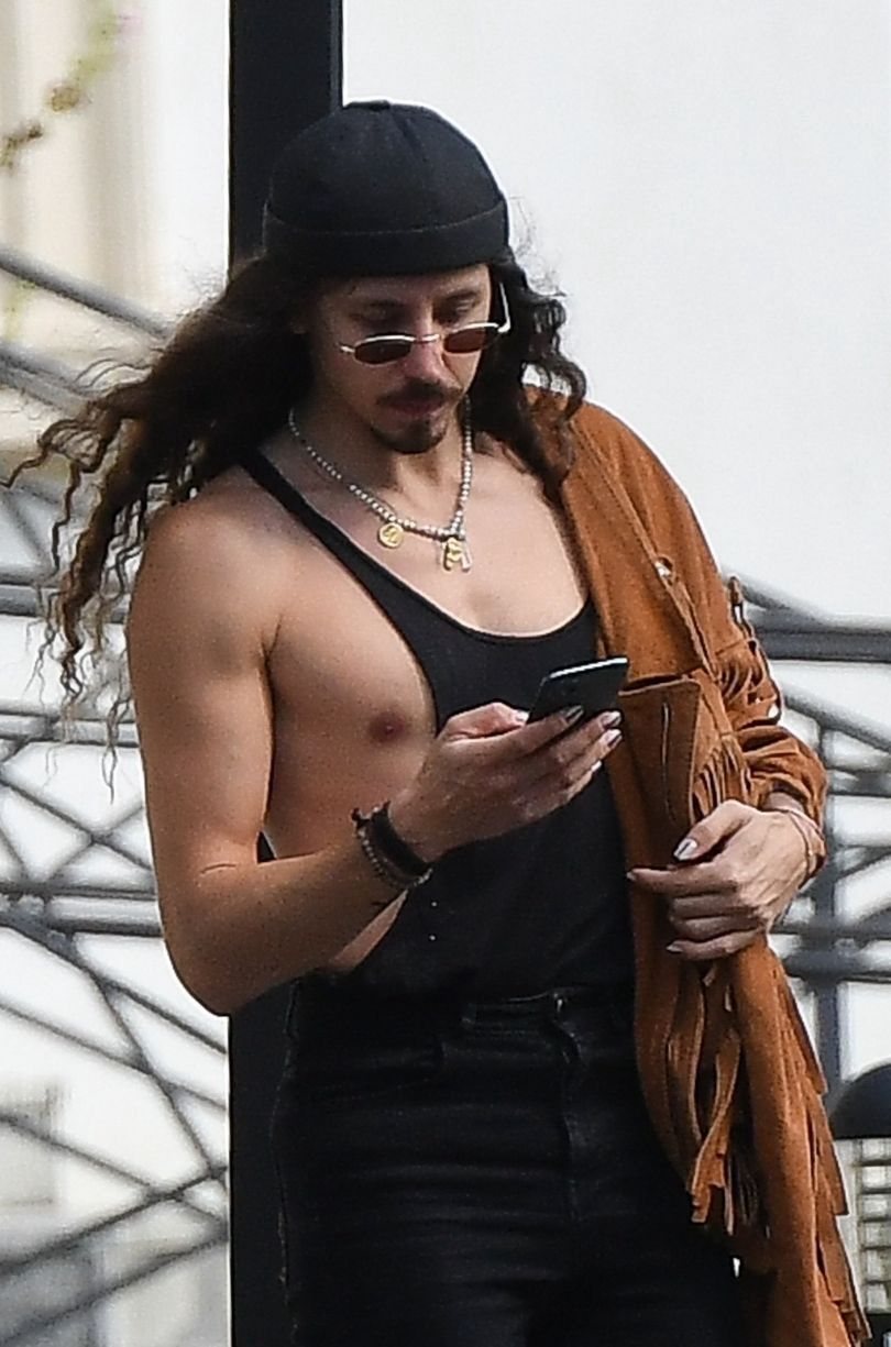 Michał Szpak w letniej stylizacji przechadza się ulicami Warszawy