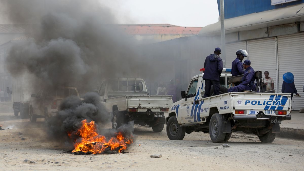 Police officers arrive at a location where people vandalized stores during the first day of the taxi strike in Luanda, Angola, 28 July 2025. Angolan taxi drivers? associations have called for a strike until 30 July in the main Angolan provinces as a form of protest against the increase in diesel prices at the beginning of this month, which led to an increase in public transport fares. EPA/AMPE ROGERIO Dostawca: PAP/EPA.