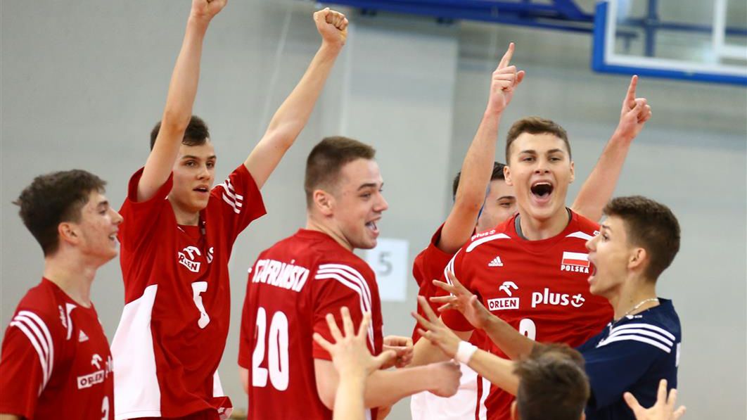 Polscy siatkarze cieszą się z wygranej z Czechami na ME U17 w Bułgarii