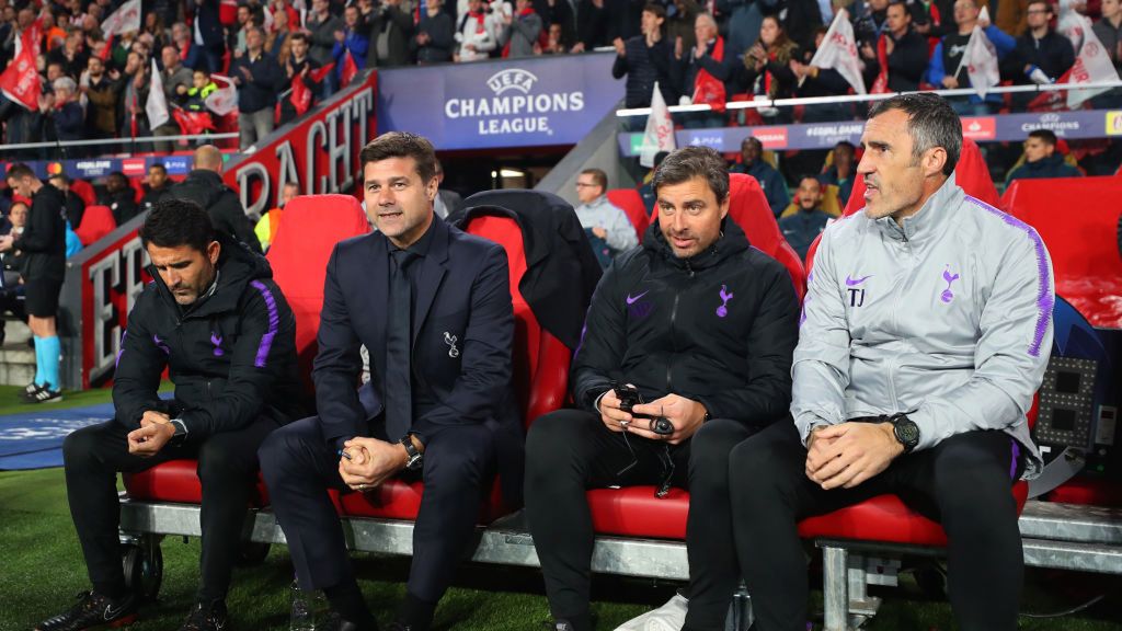 sztab szkoleniowy Tottenhamu Hotspur Mauricio Pochettino drugi od lewej