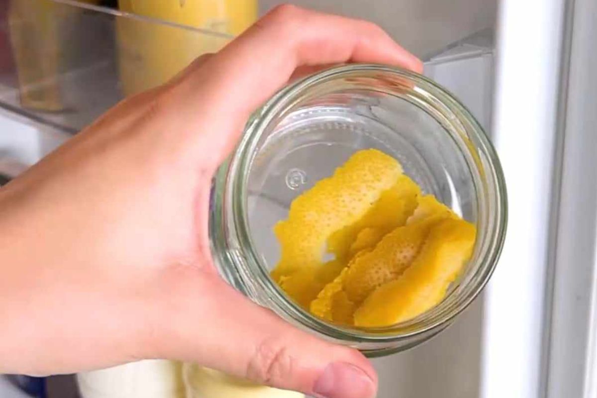 Skórki cytryny pozbędą się brzydkiego zapachu w lodówce.