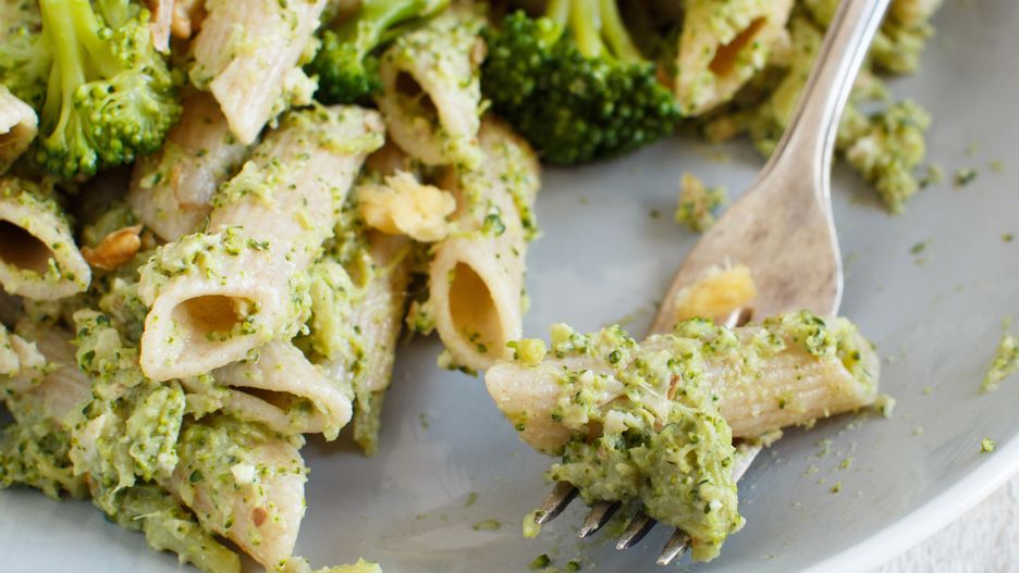 Penne z brokułami, orzechami i serem feta
