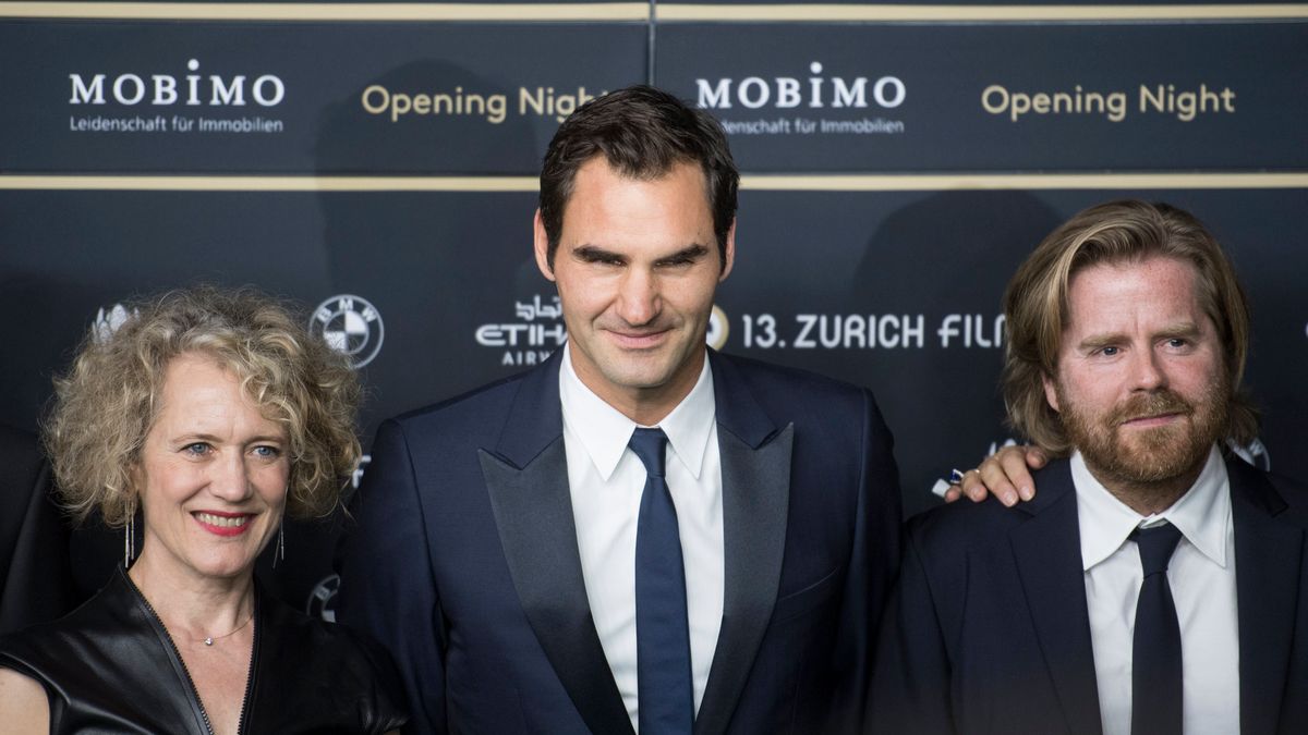 Roger Federer (w środku) w towarzystwie burmistrza Zurychu Corine Mauch i reżysera Janusa Metza Pedersena podczas festiwalu filmowego w Zurychu