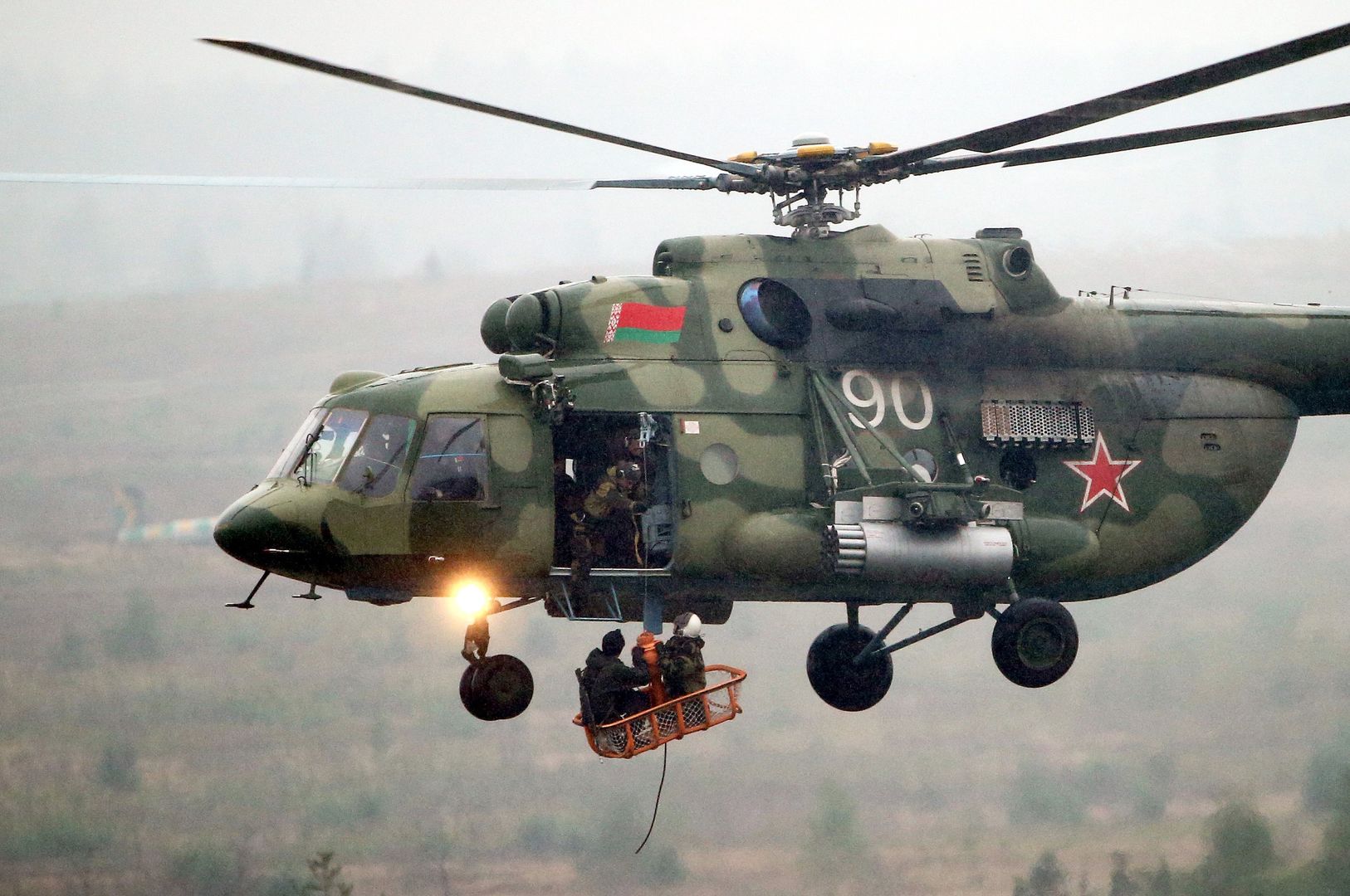 Mi-8 i Mi-24 Białorusi przy Białowieży. Apel gen. Skrzypczaka