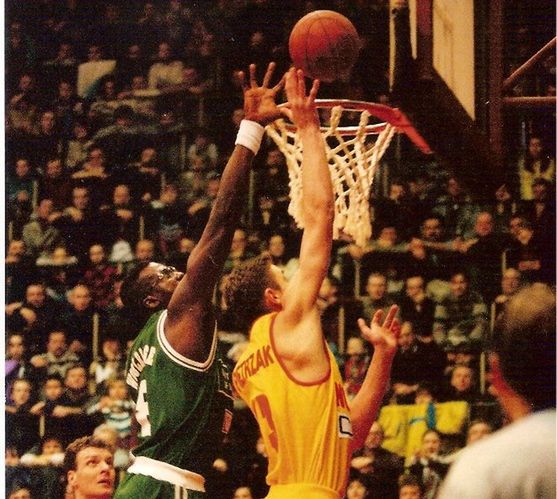 Wojciech Pietrzak i nieżyjący już Orlando Woolridge w trykocie Benettonu Treviso podczas meczu w hali OSiR