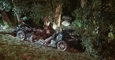 BMW wypadło z drogi. Nie żyje 22-letni kierowca i jego 20-letni pasażer
