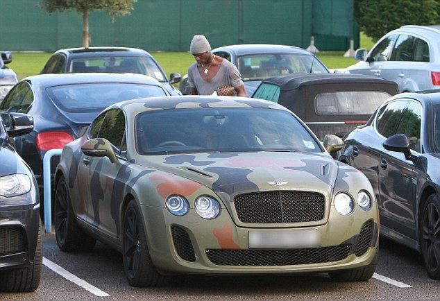 Mario Balotelli i jego Bentley Continental GT (Fot. Splash News)