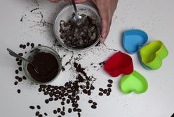 Drugie życie fusów po kawie. Jak zrobić kawowe mydło peelingujące?