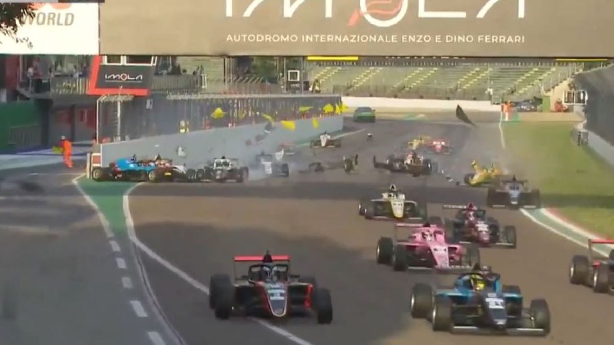 Twitter / racefansdotnet / Na zdjęciu: karambol w wyścigu F4