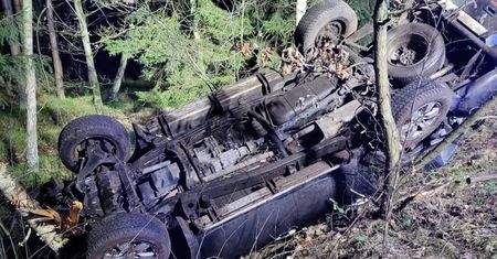 Auto wypadło z drogi i dachowało. Jedna osoba nie żyje