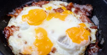Jamie Oliver zdradził sekret idealnego jajka sadzonego. Wystarczy jedna łyżka tego produktu