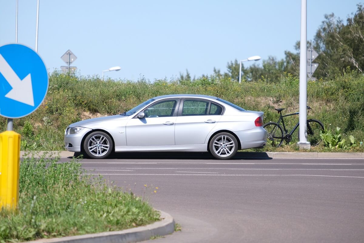 BMW zderzyło się z toyotą na rondzie 100-lecia KUL z pniakiem