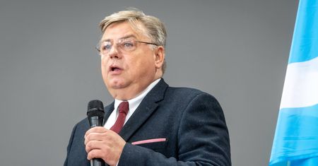 Pieniądze z UE za praworządność. Europoseł mówi o zawieszeniu wpłat składek przez Polskę
