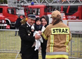 Nowy Staw: Powiślańsko-Żuławski Piknik OSP. Czerwono od samochodów, smacznie dzięki KGW i dużo muzyki. Tylko pogoda się nie dopasowała