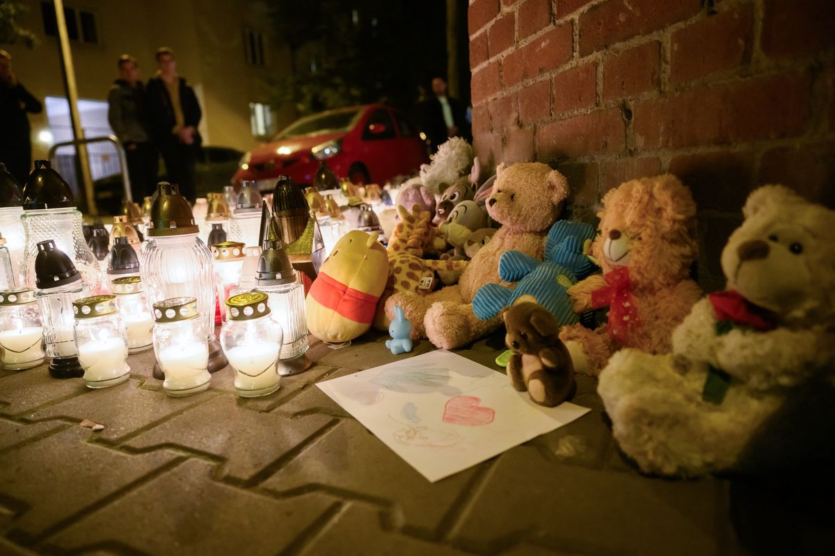 Poznań. Mieszkańcy miasta przynoszą znicze i maskotki w miejsce na poznańskim Łazarzu, gdzie doszło do śmiertelnego ugodzenia nożem 5-letniego chłopca