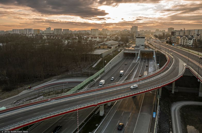 Wschodni wylot  nowego tunelu Południowej Obwodnicy Warszawy oraz węzeł drogowy Ursynów Wschód trasy S2.