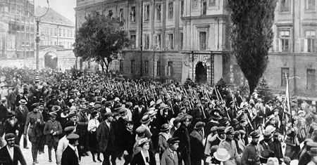 Od paniki do mobilizacji. Warszawa w sierpniu 1920