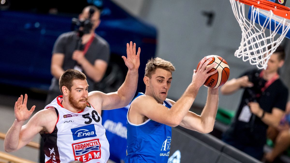 PAP/EPA / Tytus Żmijewski / Na zdjęciu: koszykarz Enea Astoria Bydgoszcz Adam Kemp (z lewej) i Rolands Freimanis (z prawej) z Anwilu Włocławek